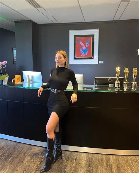 En vestido negro al cuerpo y bucaneras, Lana Rhoades posó desde la Mansión PlayBoy