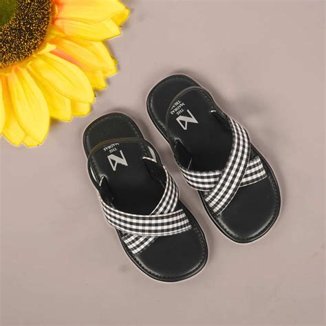 Zippy Black White – The Madras Trunk