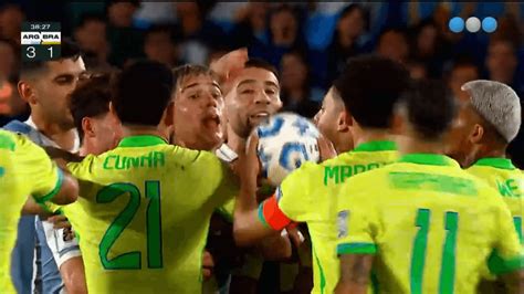 Argentina se la devuelve a Raphinha y Otamendi le manda callar