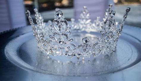 Shiny silver crown | Premium Photo
