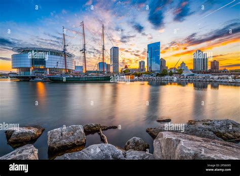 Downtown milwaukee sunset hi-res stock photography and images - Alamy