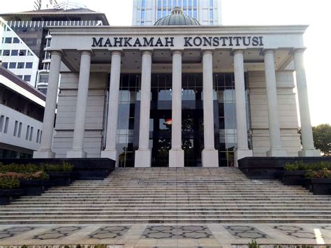 Peran Mahkamah Konstitusi dalam Mengawal Sistem Demokrasi di Indonesia ...