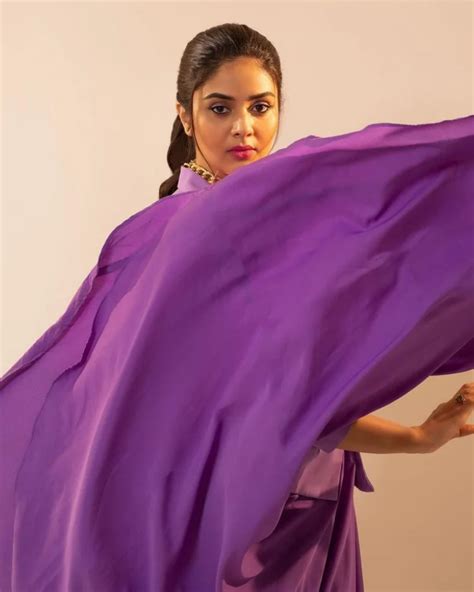 Sreemukhi: ఎద అందాలను దాచలేక శ్రీముఖి పాట్లు.. వైరల్ అవుతున్న పరువాల ...