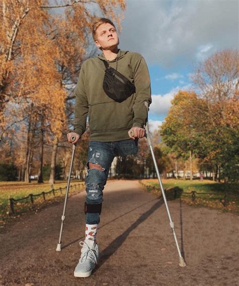 Fabulous Crutching Above-Knee Amputee Boyz