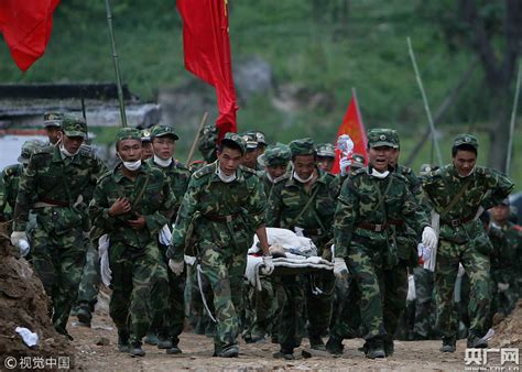 汶川地震十周年 回顾那些托举起生命的瞬间[3]- 中国日报网
