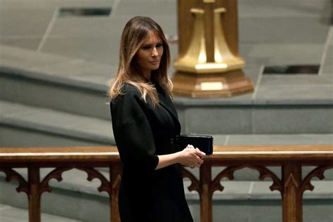 Obama makes Melania smile and Twitter trolls Donald Trump - IBTimes India