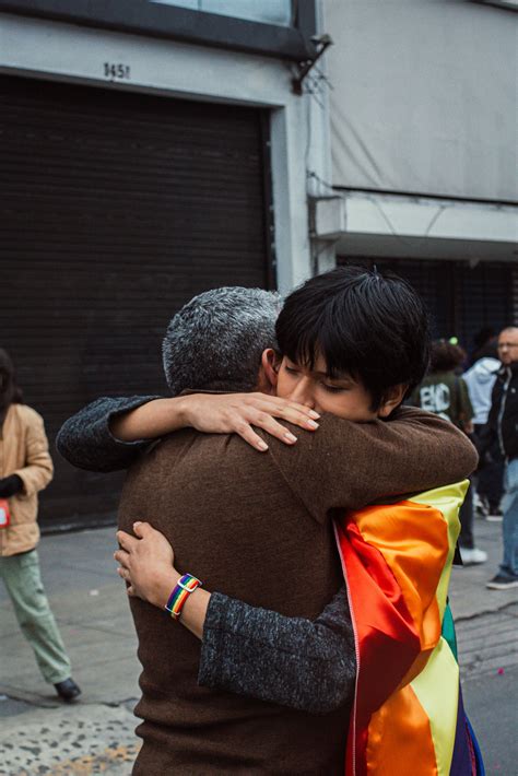 Small Group of People Standing 的图像结果