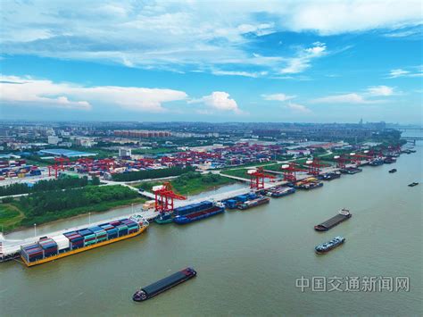 安徽芜湖：码头货运装卸忙-人民图片网