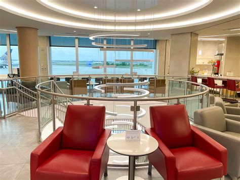 Admirals Club Lounge at Orlando MCO Airport [Full Review]