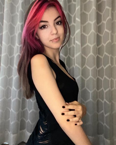 Evie Sunsett 🖤 | Hey youu ~ What’s your favorite fruit? I love strawberries 🍓 . . . #altgirl # ...