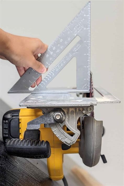 Using a Speed Square for Angles 的图像结果