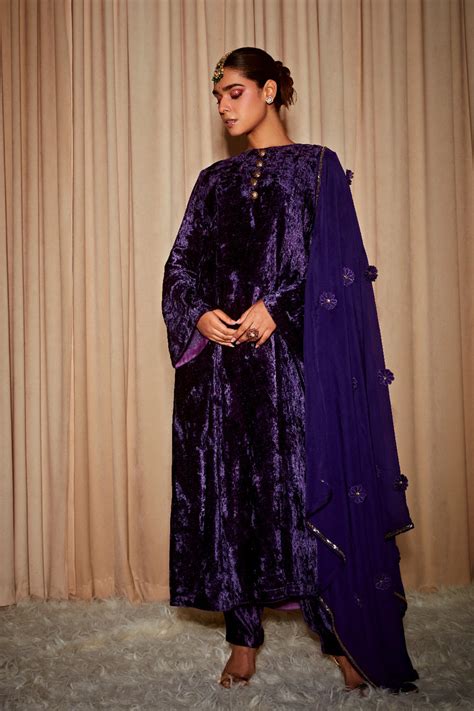 Dohr | Purple velvet kurta set with dupatta | Nazarah – Dohr India