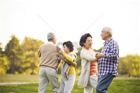老年人公园相伴跳舞高清图片下载-正版图片501700437-摄图网