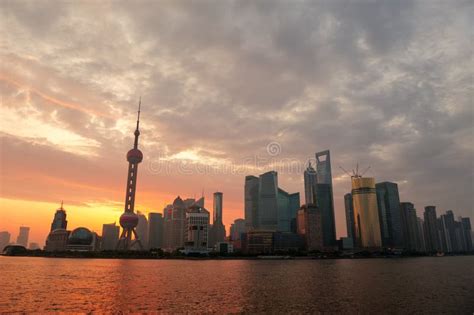 上海早晨剪影 库存图片. 图片 包括有 都市风景, 聚会所, 海岸, 大城市, 蓝色, 早晨, 布琼布拉 - 27227247
