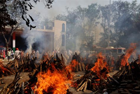 印度火葬场尸体大爆满，24小时不停也烧不完，家属无奈露天焚化亲人