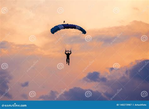 Parachuting Sunset 的图像结果