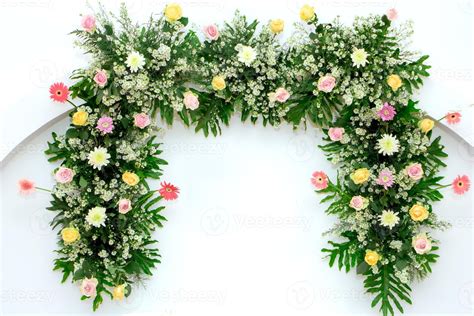 Flower arrangements. Flower and leaf pattern. List layout, copy space ...