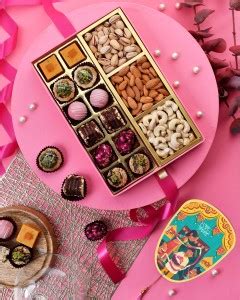 HyperFoods Diwali Gift Hamper Dry Fruit 12pcs Assorted Sweets & Cashew ...