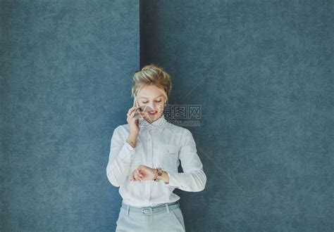 忙着做生意的女人在电话里高清图片下载-正版图片503759460-摄图网