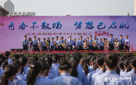 济南高三毕业生在掌声中步入“梦想之门”_新浪图片