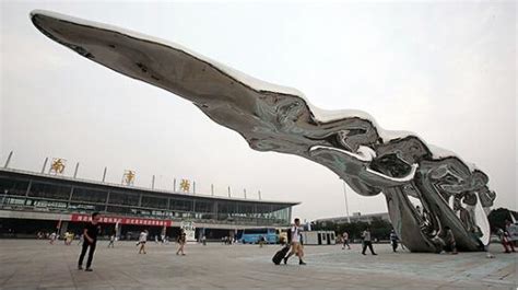 南京火车站广场前的雕塑代表什么_百度知道