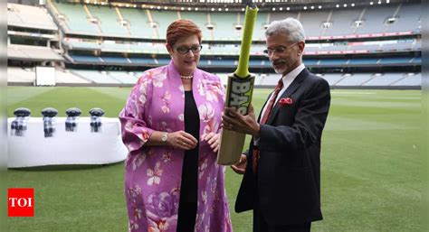Cricket diplomacy: Jaishankar gifts his Australian counterpart bat ...