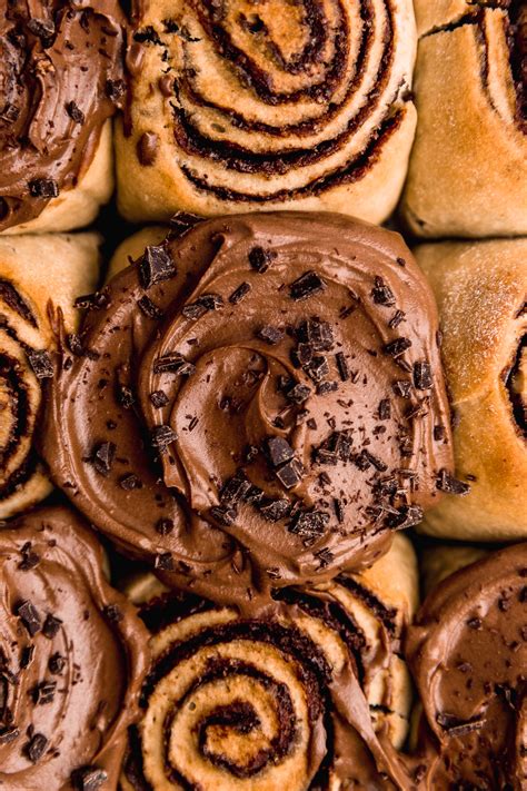 Cinnamon rolls de chocolate con frosting de queso crema - Cravings Journal