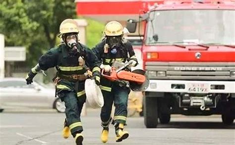 消防员平时是如何训练灭火救人的？来看看这6项实战操法……_腾讯新闻
