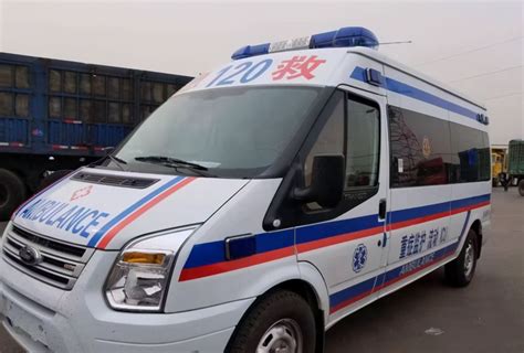 上海一29岁女子被踩脚后跟,叫来救护车后要等父亲来再走|救护车|父亲|女子_新浪新闻
