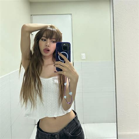 BLACKPINK Member LISA Shares New Mirror Selfies On Instagram, Looks Stunningly Beautiful