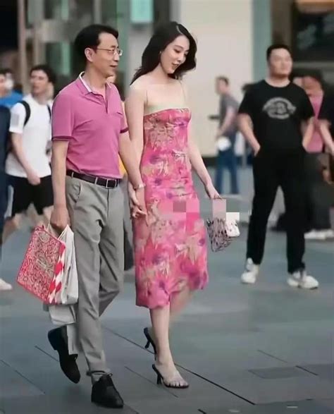 中国新闻网｜与女子牵手逛街的国企总经理，被免职 - 禁闻网