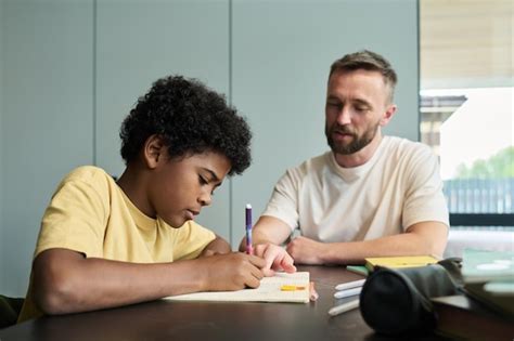 Teaching student comprehending lesson in classroom setting | Premium Photo