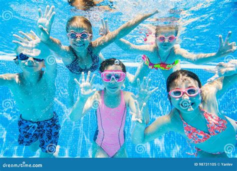 Child Swimming 的图像结果