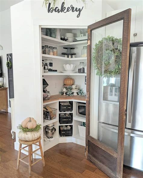 corner pantry layout
