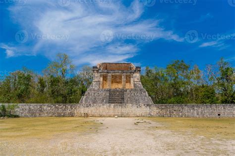 templo del hombre barbudo al final de la gran cancha de pelota para ...
