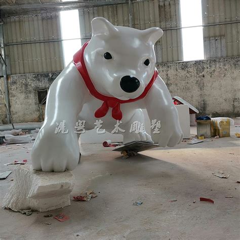 户外墙面装饰玻璃钢爬墙可乐熊形象雕塑大型北极熊造型_港粤艺术雕塑-站酷ZCOOL
