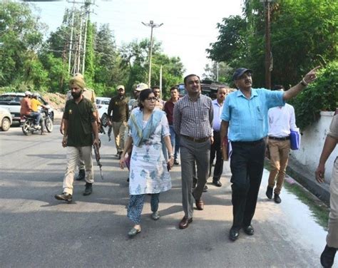 Div Com/DC inspects progress of work on Jammu-Akhnoor Road project