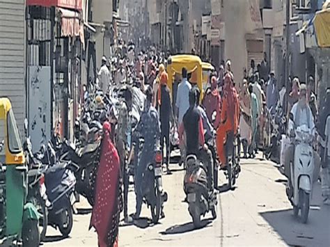 The Wankaner markets thronged again, with people flocking to shop