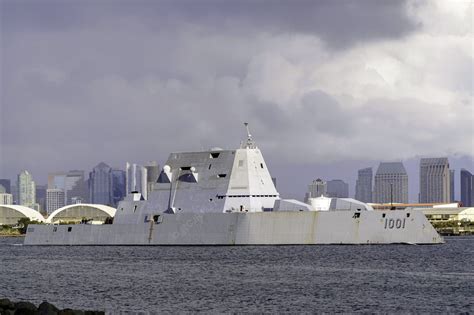 IMAGENS: Destróier USS Michael Monsoor da classe Zumwalt - Poder Naval