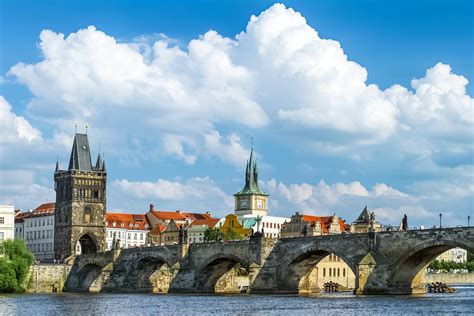 https://www.amazingczechia.com/wp-content/uploads/2018/07/charles-bridge-prague-09-summer.jpg