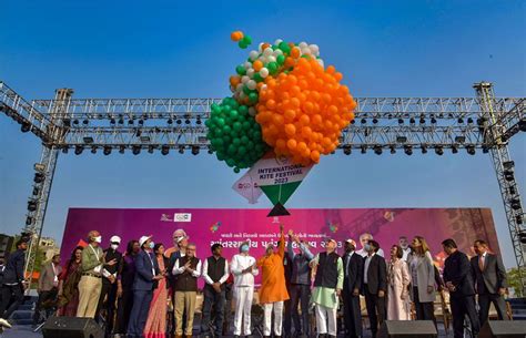 गुजरात में हुआ अंतरराष्ट्रीय पतंग उत्सव का उद्घाटन, भाग लेंगे 68 देश ...