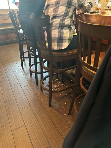 Peanut shells ON THE FLOOR : r/Serverlife