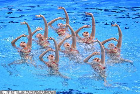 中国花样游泳队完美展现水上“巾帼英雄”之美_新体育网