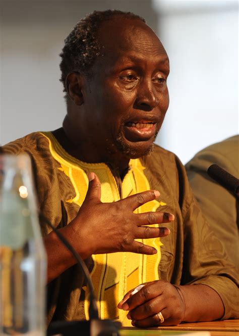 Ngũgĩ wa Thiong'o frase: “El agua que bebo, la comida que como, la ropa ...