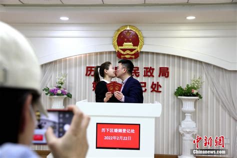 山东济南：新人扎堆登记结婚