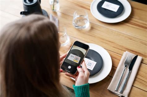 Mulher digitalizando código qr com telefone de alto ângulo | Foto Grátis