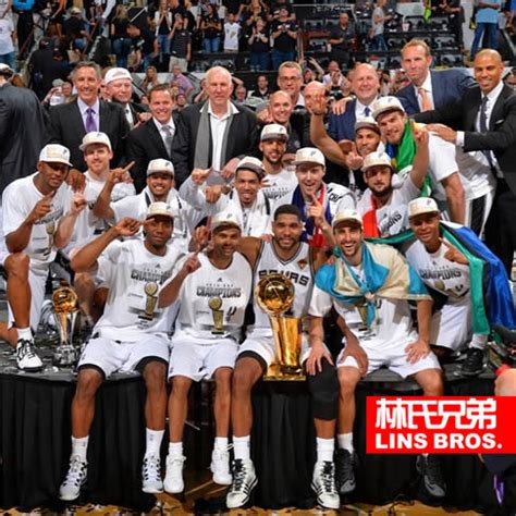 看样子他们才拿了一个总冠军..2014 NBA总决赛冠军: 圣安东尼奥马刺队 全家福 (照片) | LINS BROS. 林氏兄弟