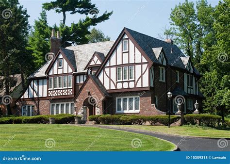 Engels Huis Tudor stock foto. Image of gemodelleerd, aandrijving - 15309318