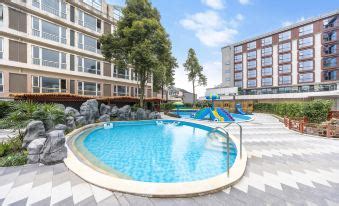 Mingzhi Shangchun Holiday Hotel - Dujiangyan Rongchuang Panda Valley ...