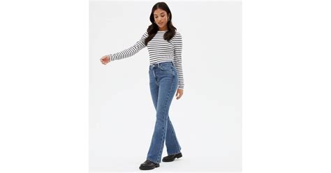 Petite Blue Mid Rise Flared Brooke Jeans | New Look